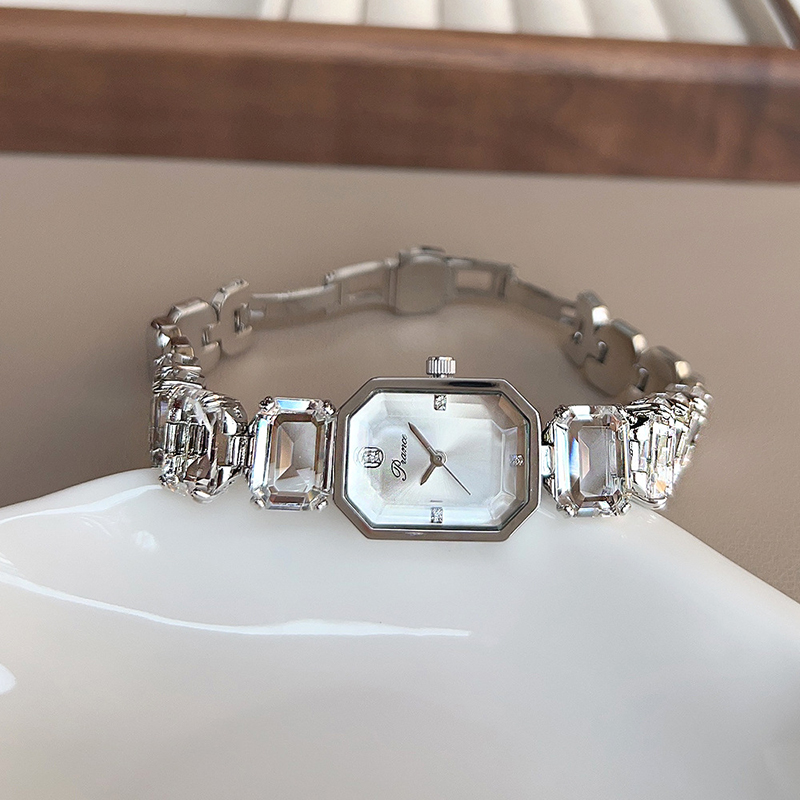 UTHAI Women Watches for Girls  - Luxury Watch White recension och pris